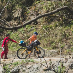 Bikepacking v Nepálu. Foto: Jakub Larysz.