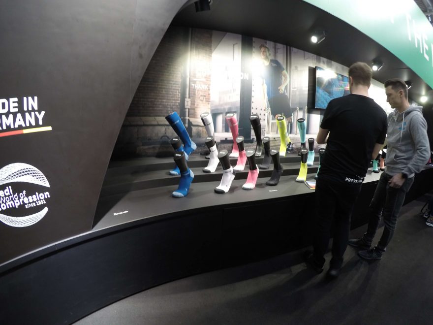 Stánek CEP a jejich kompresní program.