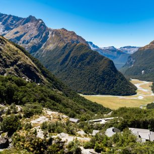 Routeburn trek vede přes území dvou národních parků Mount Aspiring a NP Fiordland na jižním ostrově Nového Zélandu.