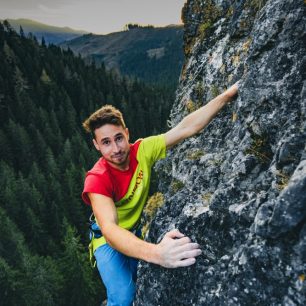 Denis Pail raději než na stěně leze ve skalách.
