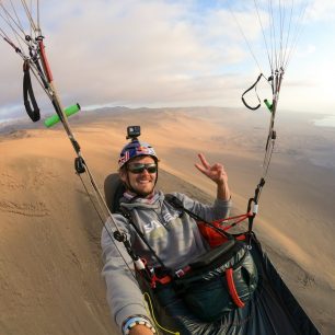 Paraglide nad pouštěmi Ameriky.
