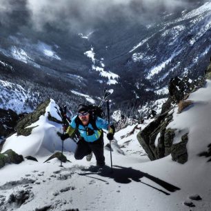Nezvyklý pohled na skialpinistu ze Sněžky.