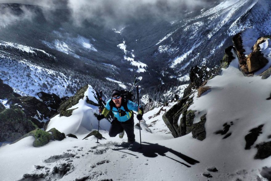 Nezvyklý pohled na skialpinistu ze Sněžky.