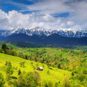 Skalnatý hřeben pohoří Piatra Craiului je dominantou v okolí Brašova.