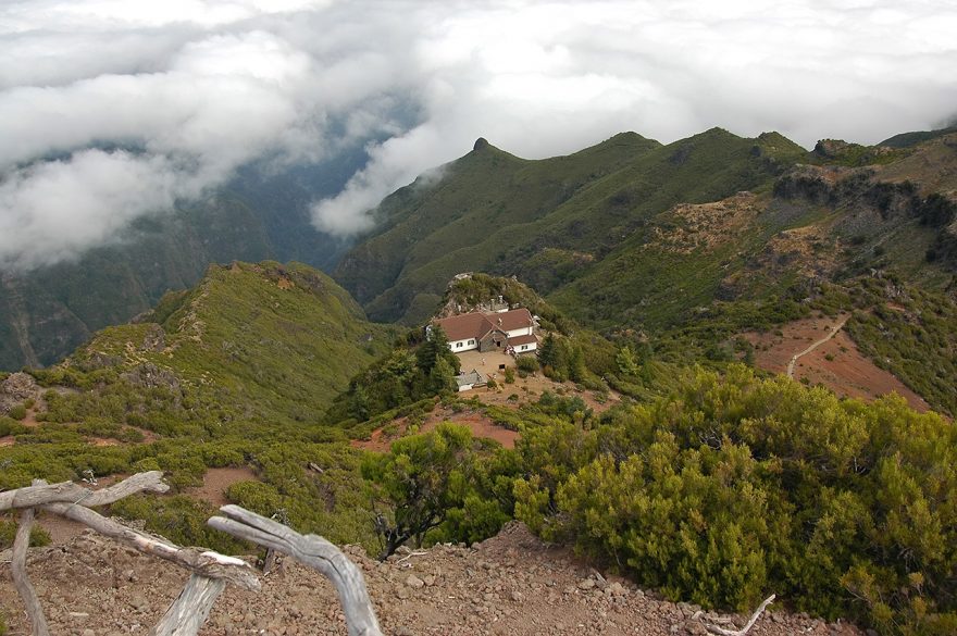 Chata pod vrcholem Pico Ruivo, Madeira.