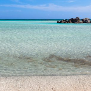 Azurová voda na písčité pláži Elafonissi na Krétě.