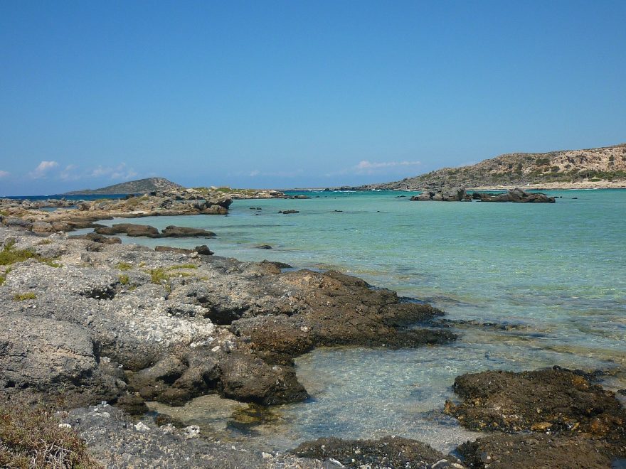 Azurová voda na písčité pláži Elafonissi na Krétě.