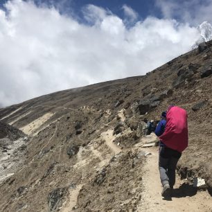 Pochod s plnou polní je v těchto nadmořských výškách obtížný, Everest base camp trek, Nepál.