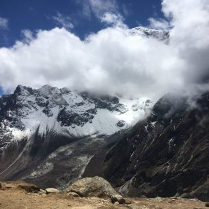 Mraky halí himálajské velikány, Everest base camp trek, Nepál.