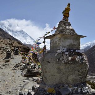 Modlitební vlaječky na pozadí bílých štítů hor jsou typickým obrázkem nepálského Himálaje.