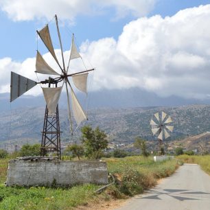 Větrné mlýny s bílými plachtami byly typickým obrázkem náhorní planiny Lassithi na Krétě.