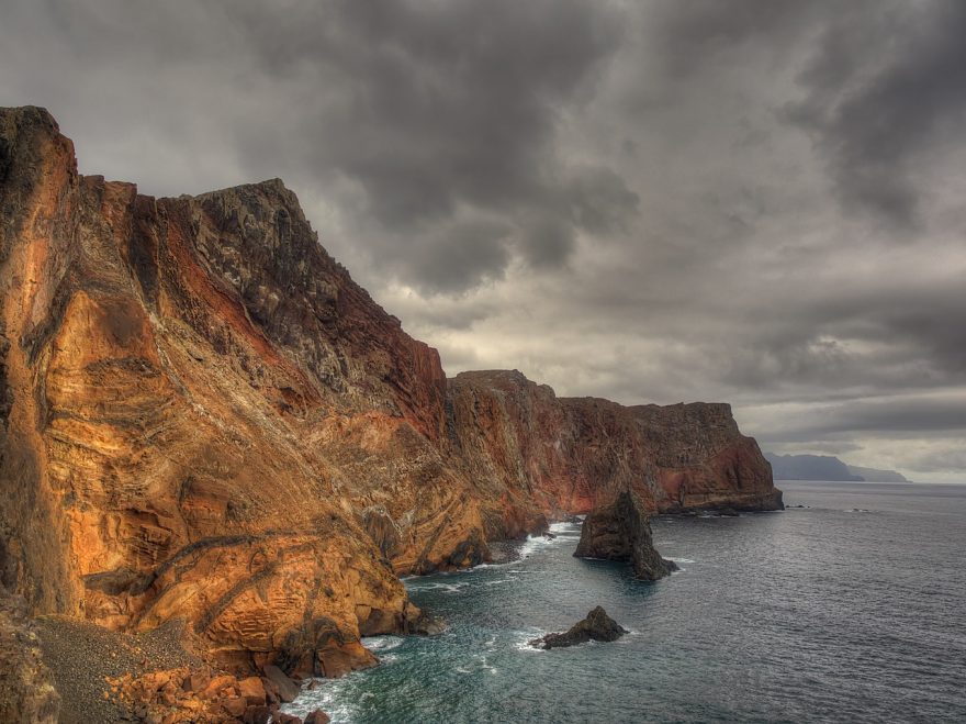 Poloostrov Ponta de São Lourenço na východě Madeiry tvoří ošlehané útesy vulkanického původu.