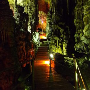 Diova jeskyně nedaleko obce Psychro je opředená antickými bájemi, Kréta.