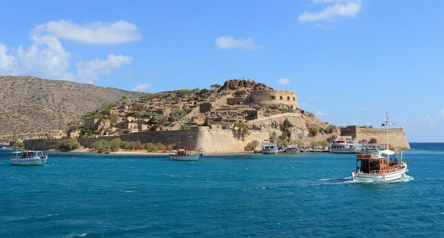Lodní výlet na ostrov Spinalonga patří k lákadlům severovýchodní Kréty.