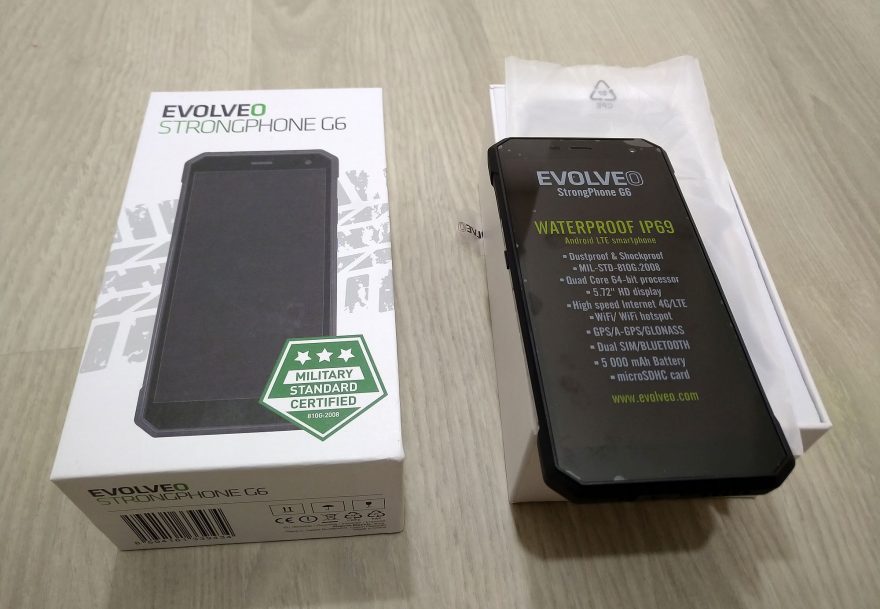 Displej Evolveo Strongphone G6 je z výroby krytý fólií s potiskem