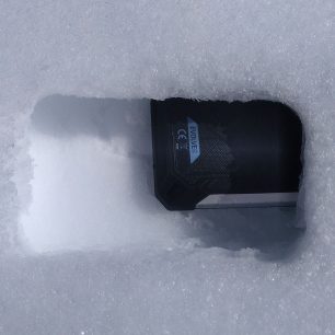 Zadní strana Evolveo Strongphone G6 po zapadnutí do sněhu