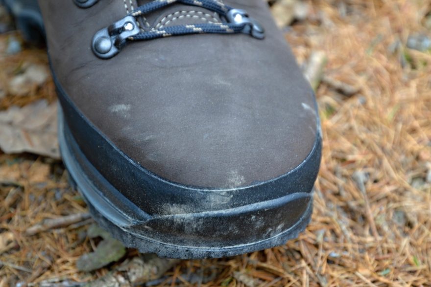 Špičku proti okopání a odření o kameny chrání gumová obsázka.