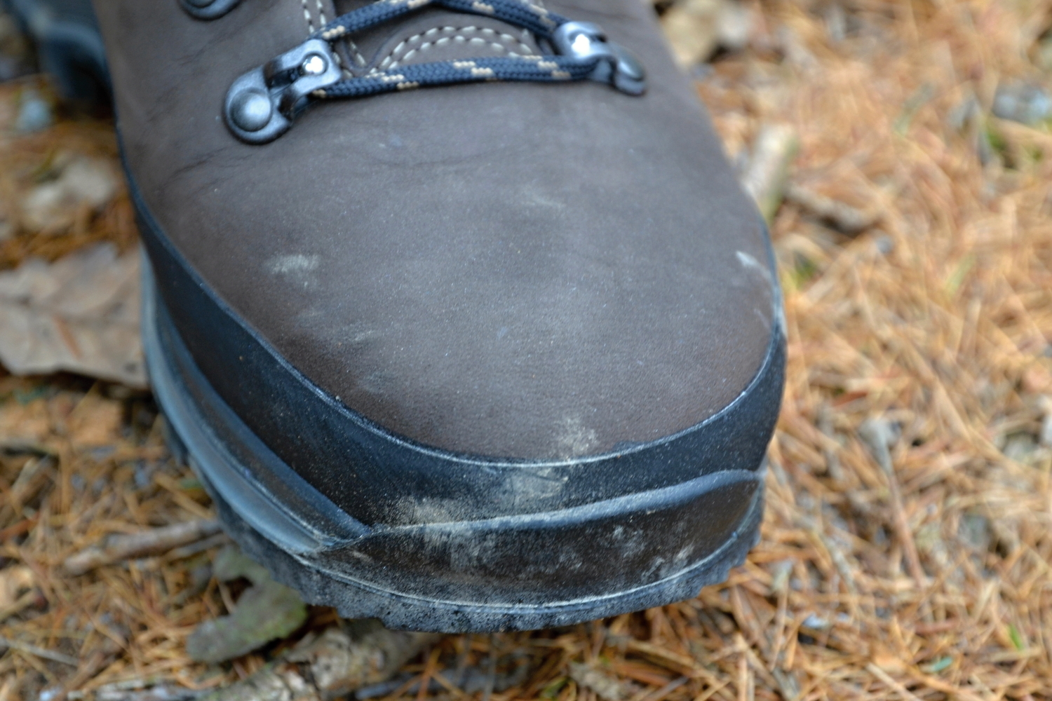 Špičku proti okopání a odření o kameny chrání gumová obsázka.