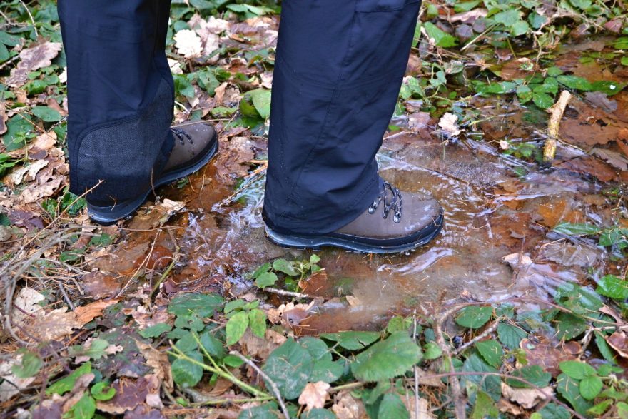 Testování bot Lowa Ranger III GTX v závěru zimy na zamrzlém potoce.