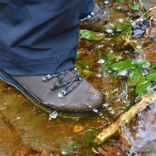 Díky vodoodpudivé úpravě svršku boty voda neškodně steče po povrchu.