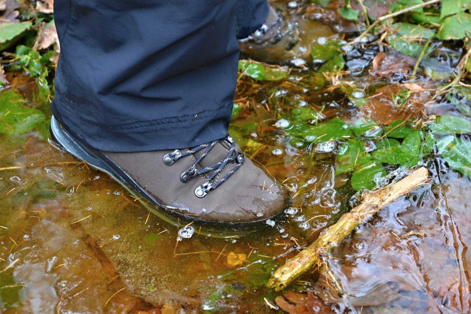Díky vodoodpudivé úpravě svršku boty voda neškodně steče po povrchu.