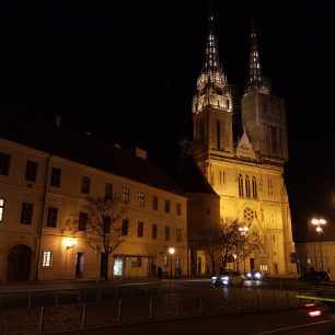 Noční snímek katedrály v Zagrebu telefonem Evolveo G6