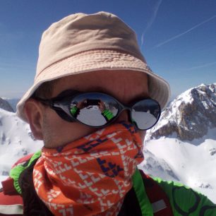 Výstup z předního foťáku Evolveo G6 na sněhu poblíž Triglavu