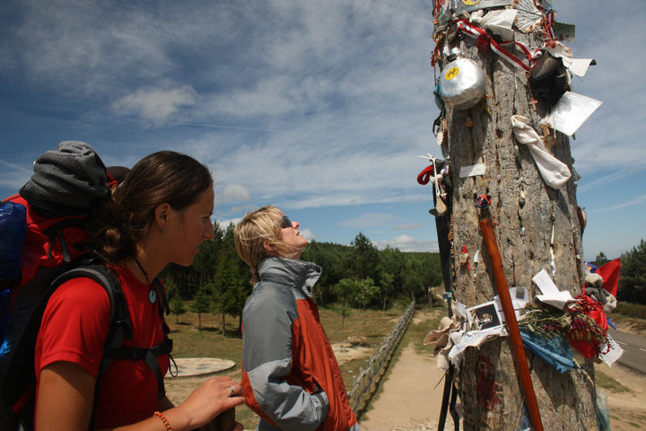 Cruzdefero na Francouzské cestě (asi nejpopulárnější trase do Santiaga de Compostela měřící celkem 790 kilometrů) mezi městy Foncebadón a Manjarín
