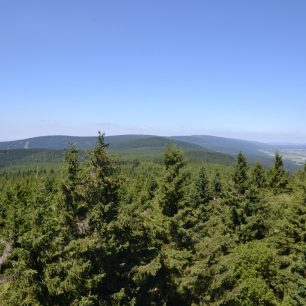 Nejkrásnější výhledy na celý hřeben Orlických hor je z rozhledny na Anenském vrchu.