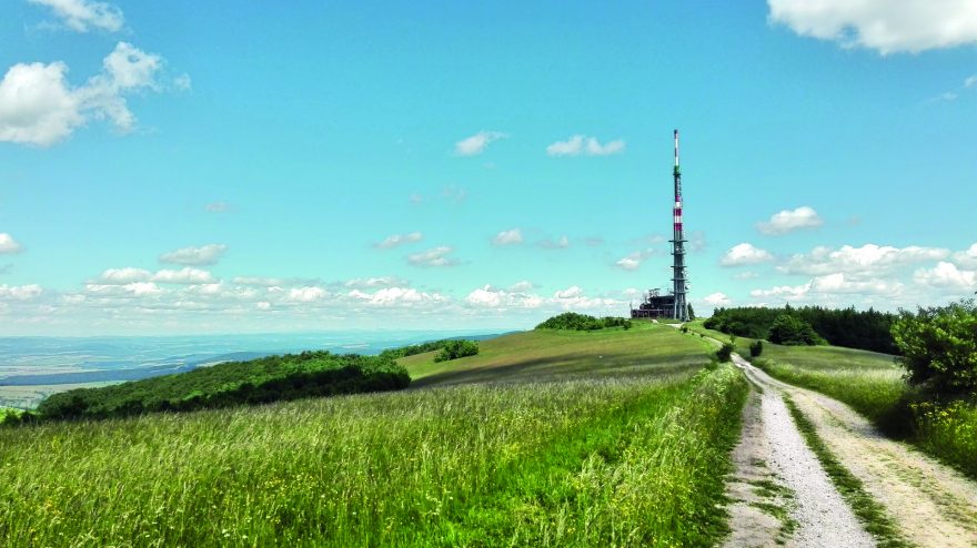 Nejvyšší vrchol Bílých Karpat, Velká Javořina (970 m) s televizním vysílačem.