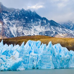 Hory a ledovce chilského NH Torres del Paine v Patagonii.