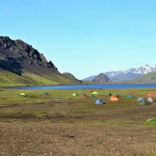 Kemp u jezera Alftavatn. Laugavegur - trek přes islandské Duhové hory, kolem sopek a ledovců.