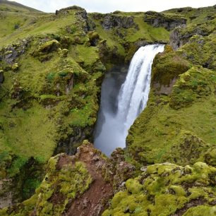 Jeden z mnoha vodopádů na řece Skoga. Laugavegur - trek přes islandské Duhové hory, kolem sopek a ledovců.