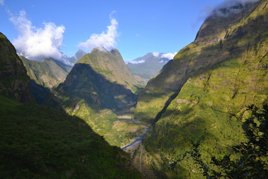Výhledy do Cirque Mafate při sestupu z Dos D´Ane, Reunion.