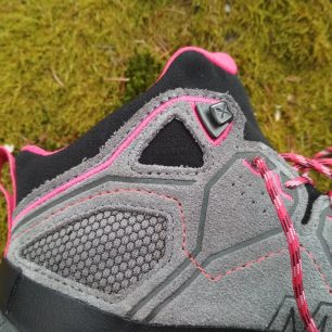 Šněrování tkaniček je zakončeno drobnými kovovými háčky - MONTURA YARU TEKNO GTX.