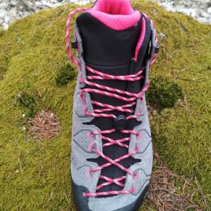 Stahování pohorek YARU TEKNO GTX od firmy Montura začíná už od špičky.