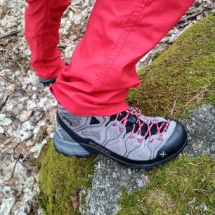 Zkouším, jak podrážka drží na kameni - MONTURA YARU TEKNO GTX.