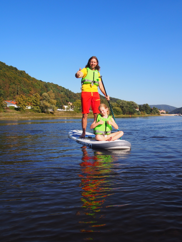 Klidná hladina Labe je ideální por vyzkoušení paddleboardingu.