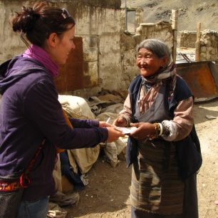 Předávání peněz seniorům - pomoc od Most pro Tibet.