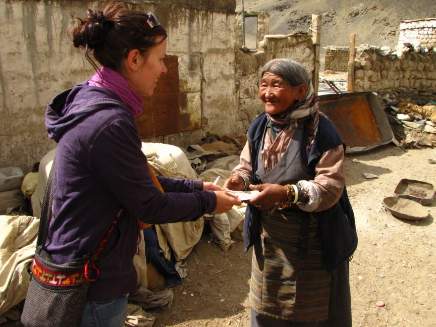 Předávání peněz seniorům - pomoc od Most pro Tibet.