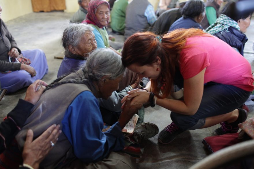 Předávání peněz seniorům - pomoc od Most pro Tibet.
