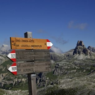 Zajištěné cesty v Dolomitech jsou nerozlučně spjaty s první světovou válkou. Právě díky zákopům a štolám, vybudovaným před sto lety, jsou dnes Dolomity prošpikované zajištěnými cestami a čelovka v batohu je absolutní nutností. 