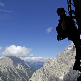 Zajištěné cesty v Dolomitech jsou nerozlučně spjaty s první světovou válkou. Právě díky zákopům a štolám, vybudovaným před sto lety, jsou dnes Dolomity prošpikované zajištěnými cestami a čelovka v batohu je absolutní nutností. 