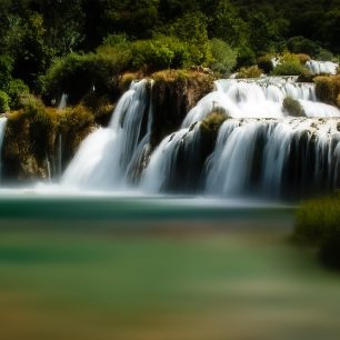 Projeďte se na kole kolem úžasných vodopádů Krka v Chorvatsku.