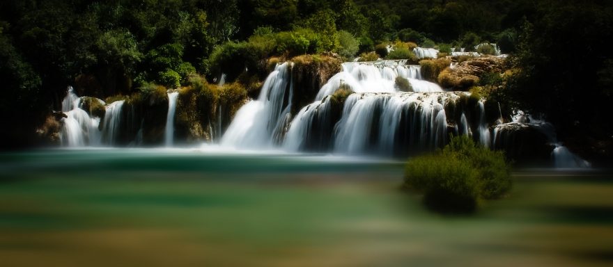 Projeďte se na kole kolem úžasných vodopádů Krka v Chorvatsku.
