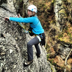 Těžší varianta Vodní brány (C) začíná přímo na břehu Jizery a obsahuje několik těžších míst, z nichž některé jsou mírně převislé. 