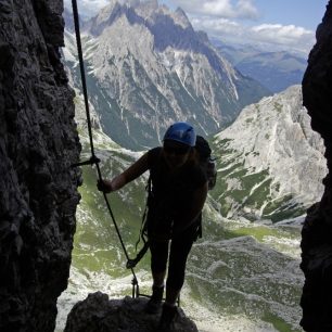 Zajištěné cesty v Dolomitech jsou nerozlučně spjaty s první světovou válkou. Právě díky zákopům a štolám, vybudovaným před sto lety, jsou dnes Dolomity prošpikované zajištěnými cestami a čelovka v batohu je absolutní nutností. 