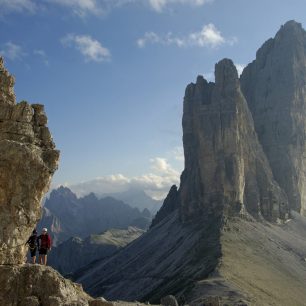 Dolomity jsou tak rozsáhlé, že jedna výprava nebude rozhodně stačit. Nevynechejte klasiku – nepřehlédnutelné skalní zuby Tre Cime.