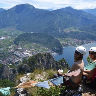 ferata Via dell´Amicizia (B/C), která šplhá po vzdušných žebřících (dlouhých až 70 m) strmě nad hladinou jezera na vrchol S. A. T. (1246 m). 