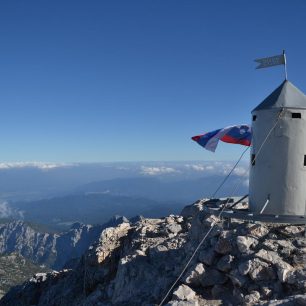 Oblíbeným cílem je nejvyšší vrchol Slovinska, Triglav (2864 m), na který se dá vystoupit z několika stran. 